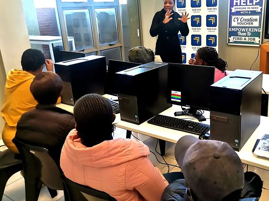 Participants at computer workstations during a Top-Fin practical session